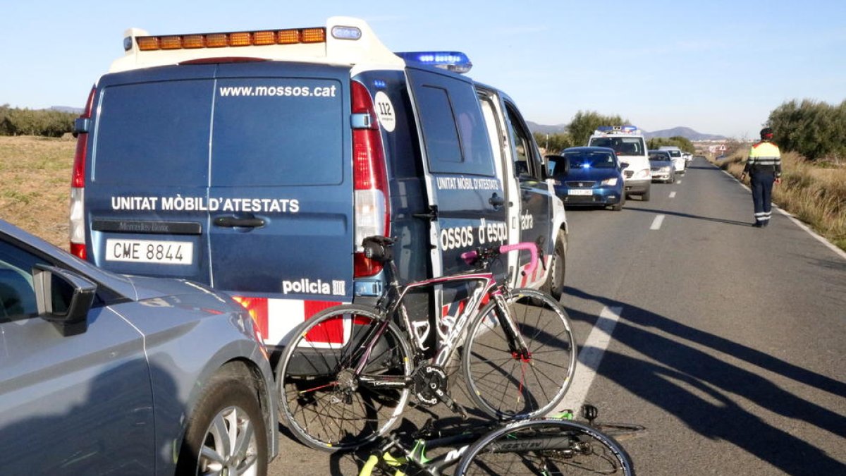 Plan|Plano abierto de las bicicletas donde viajaban las víctimas, en el suelo, al lado de una furgoneta de los Mossos D'Esquadra, el 12 de diciembre de 2016