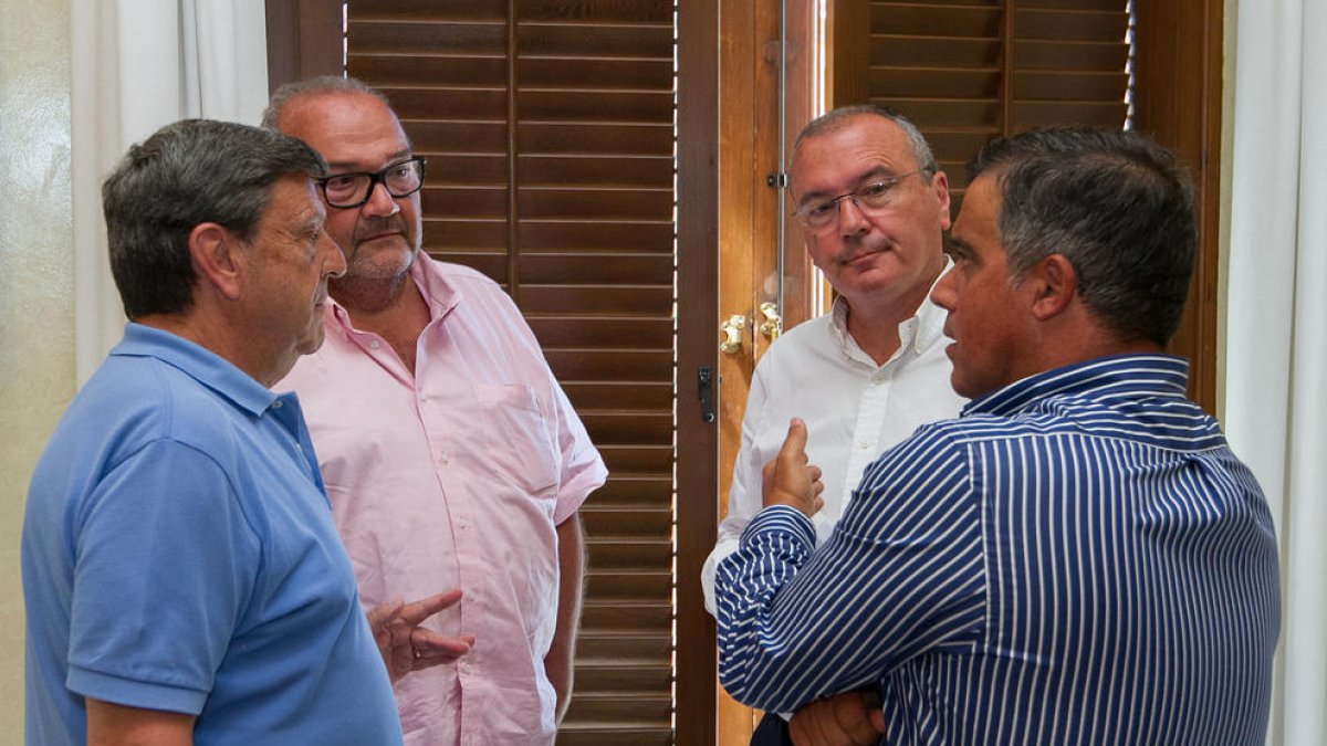 Xavier Llastarri, Joan Oliver, Carles Pellicer i Jordi Cervera, ahir en la reunió al palau municipal.