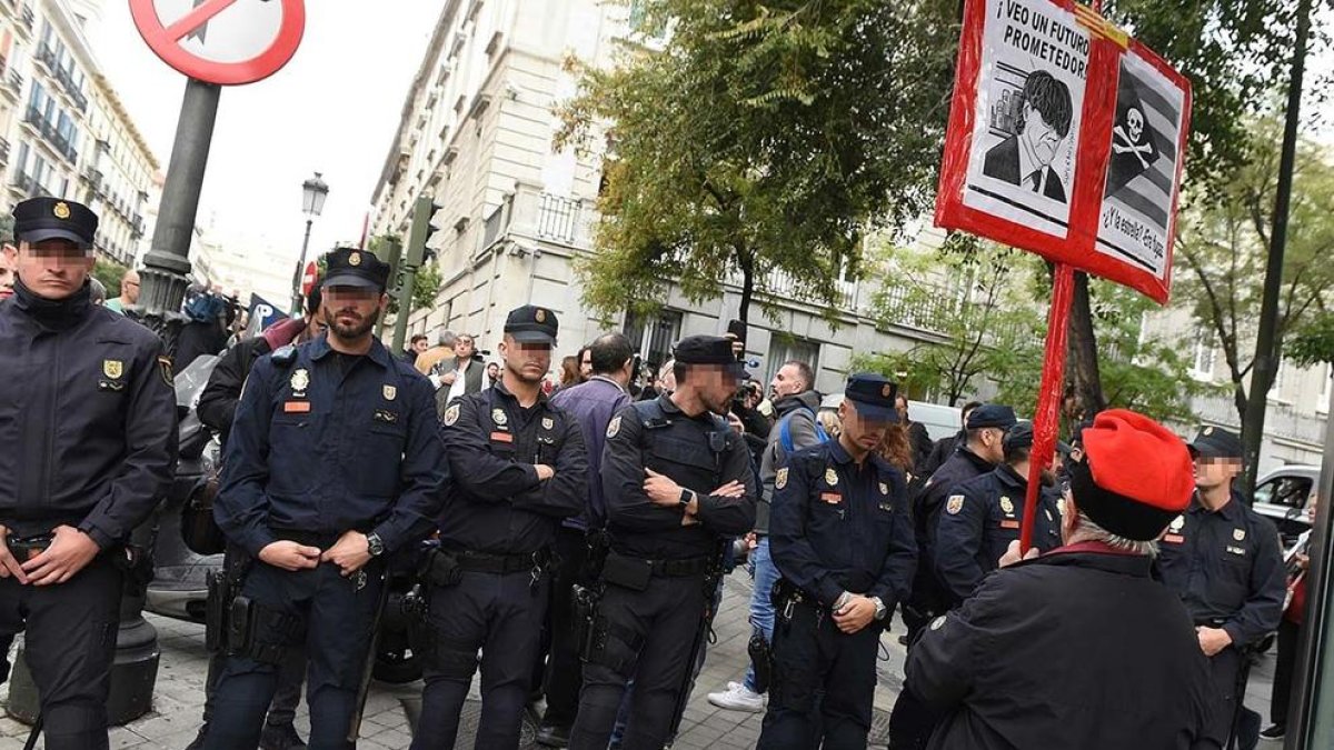 Agentes de policía protegiendo la zona de la Audiencia Nacional y el Tribunal Supremo en Madrid.