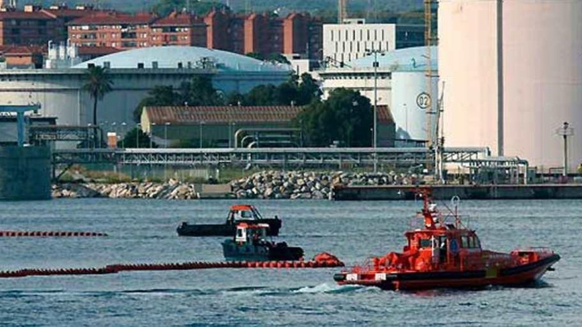 Imatge d'arxiu d'una fuita produïda al Port de Tarragona el 2012.
