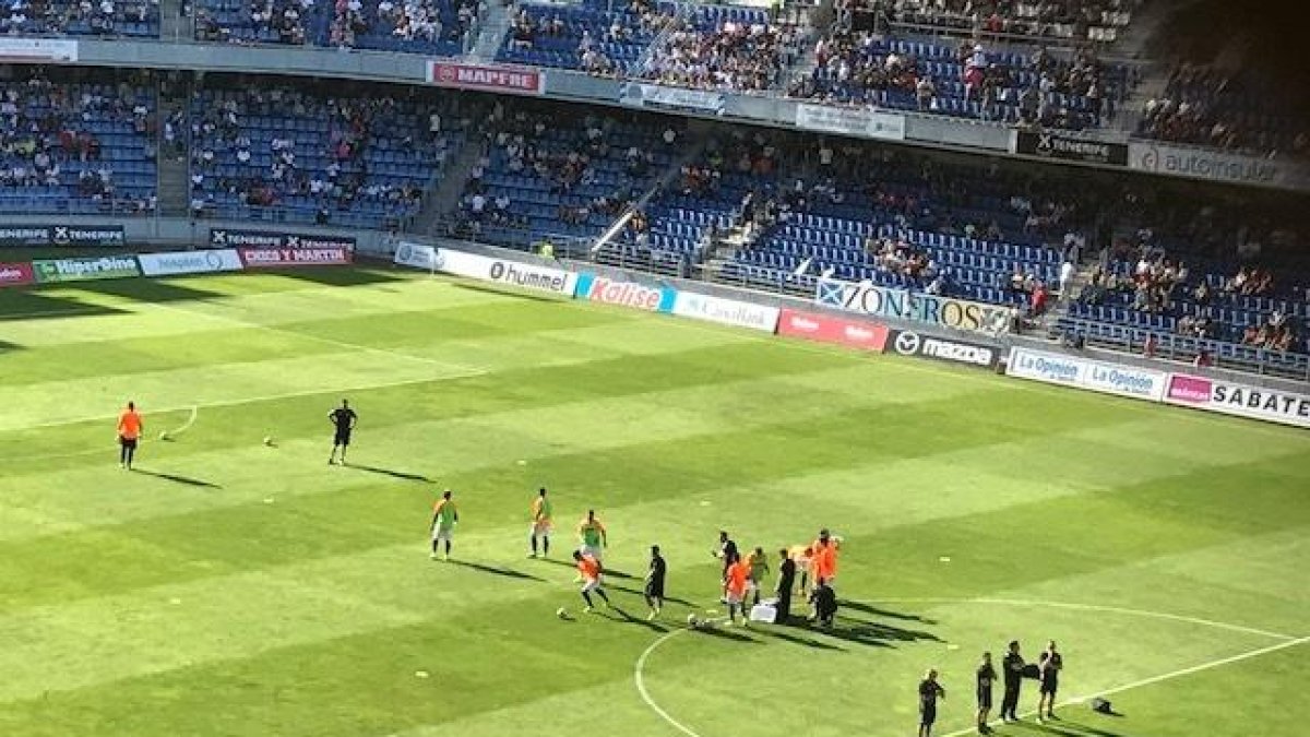 Els jugadors del Nàstic, escalfant.