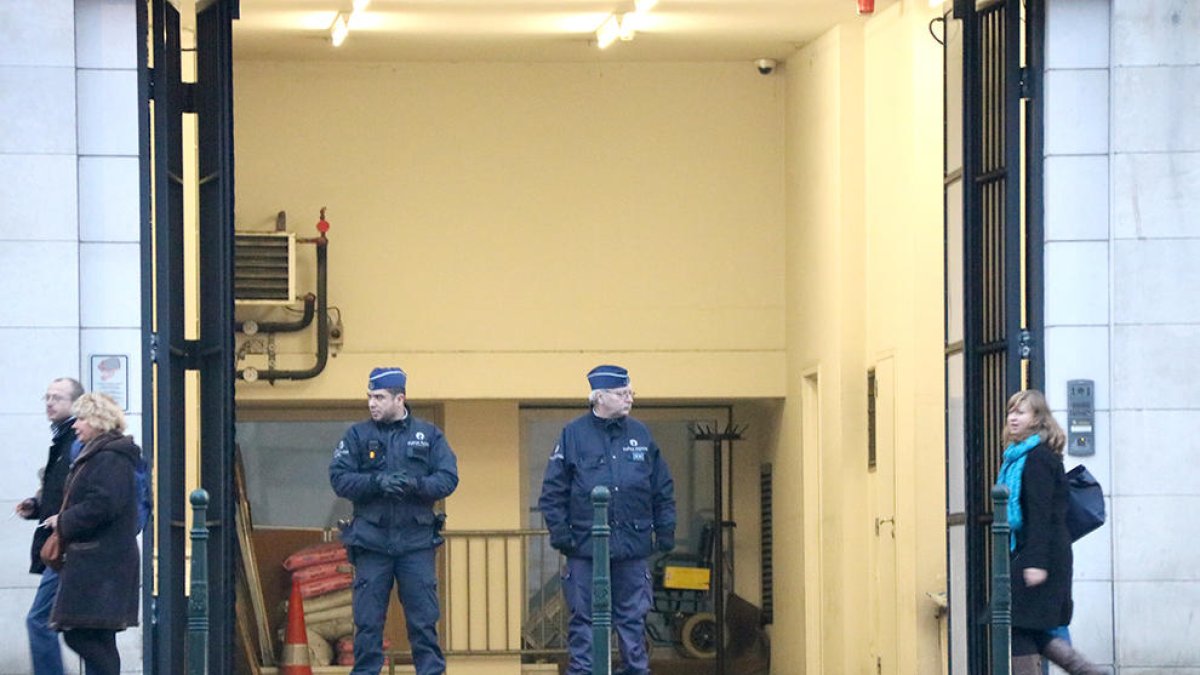 La policia davant l'edifici de la justícia belga on declaren Puigdemont i els quatre consellers cessats.