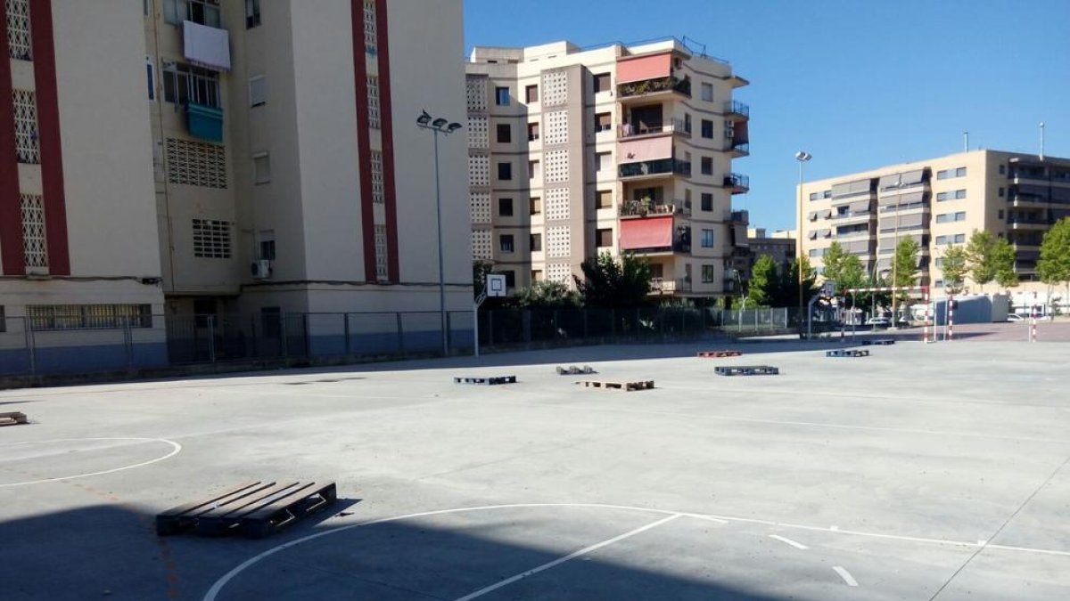 El patio de la Escuela Els Àngels se convierte en un espacio habitual de 'botellón'