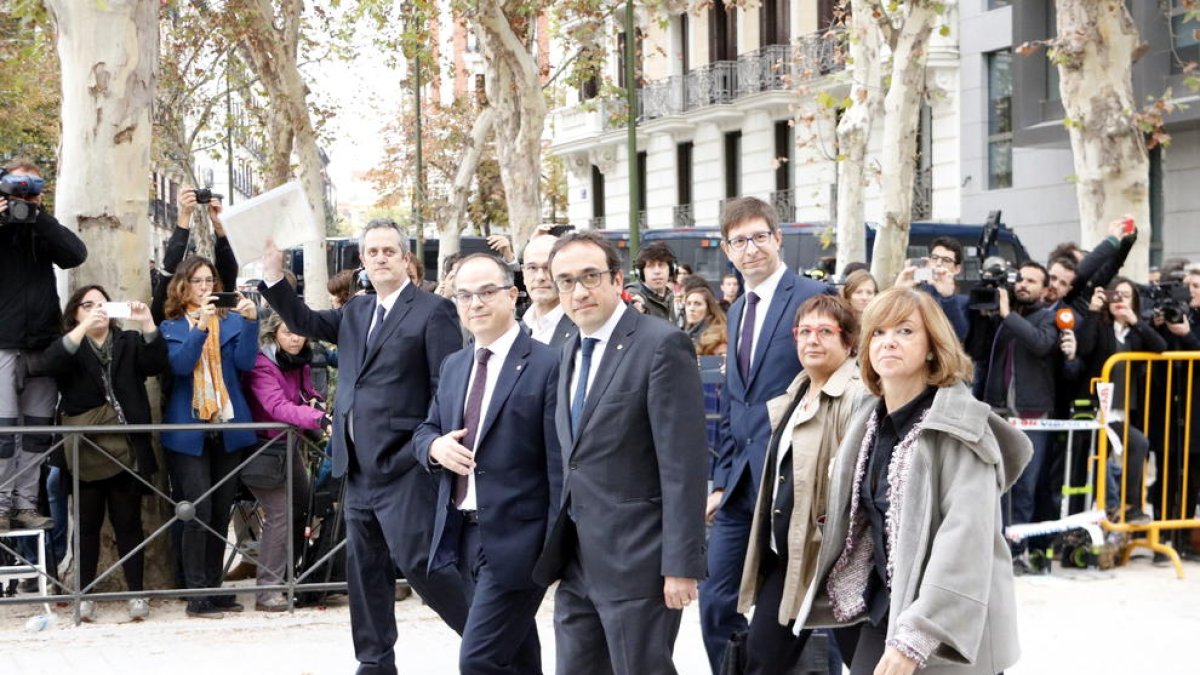 Rull, Mundó, Romeva, Turull, Bassa, Forn i Borràs arribant a l'Audiència Nacional el 2 de novembre.