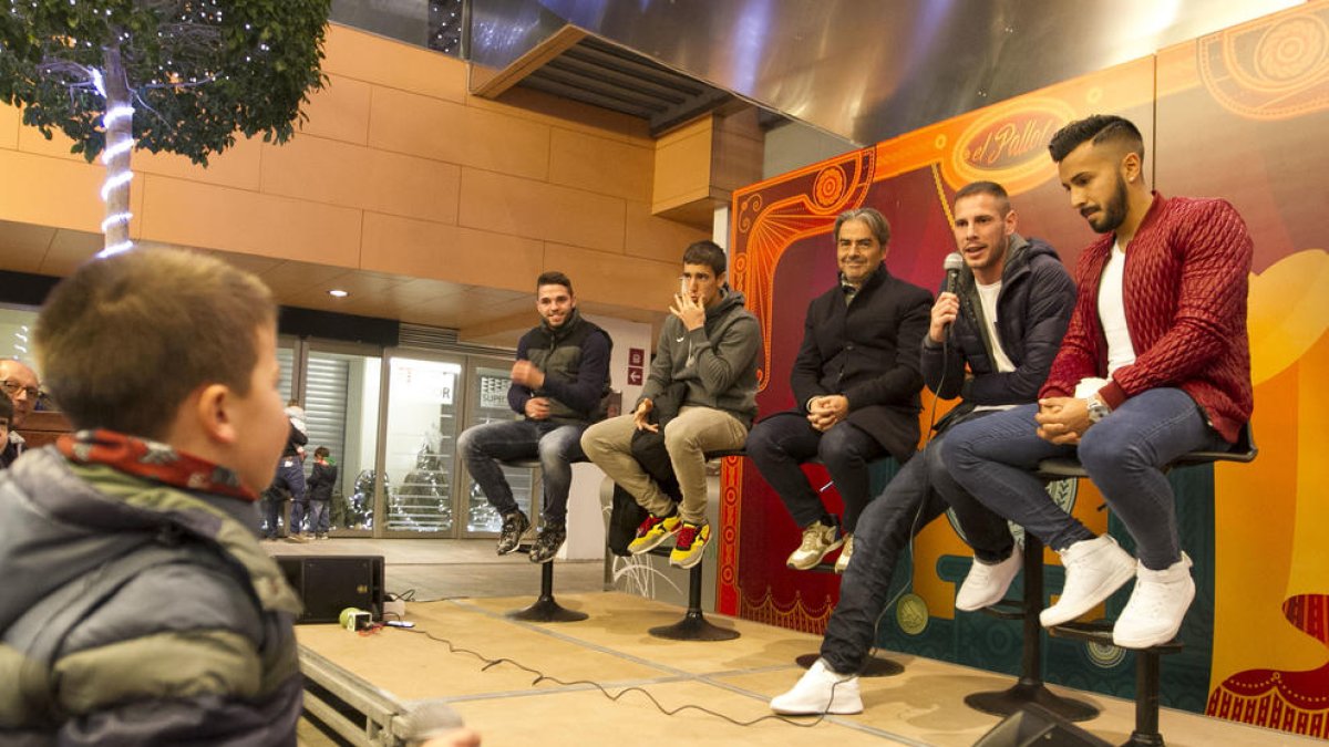 Fran Carbia, Edgar Badia, Natxo González, David Querol y Jorge Díaz respondieron a las preguntas de sus pequeños y jóvenes aficionados.