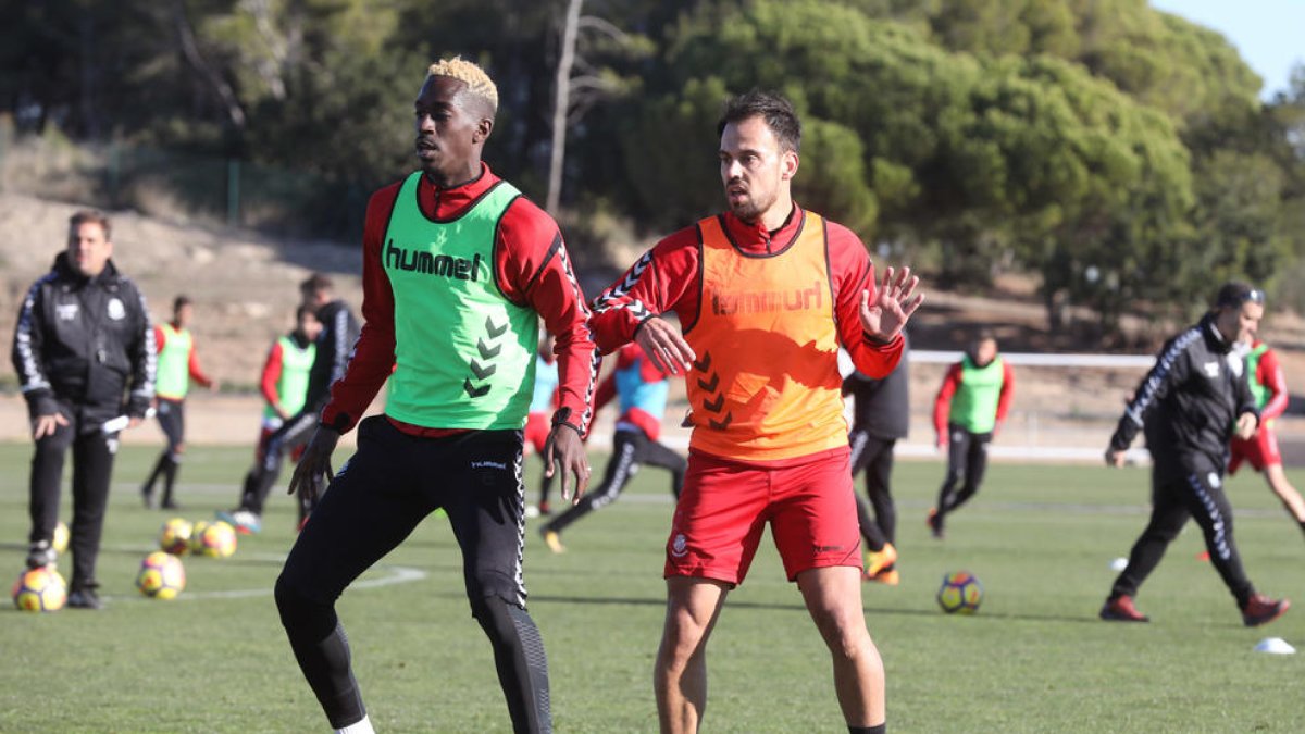 Matilla, entrenando este lunes en Salou. A su lado, Wilfried Zahibo, durante un ejercicio.