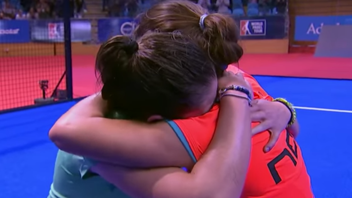 Ari Sánchez i Martita Ortega s'abracen després de guanyar la final.