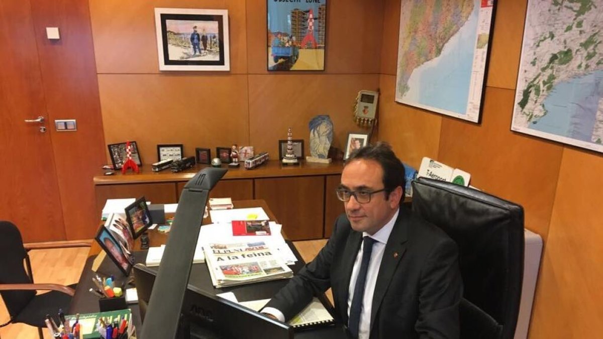 Josep Rull al seu despatx en una imatge publicada per ell mateix al seu perfil de Twitter aquest 30 d'octubre.