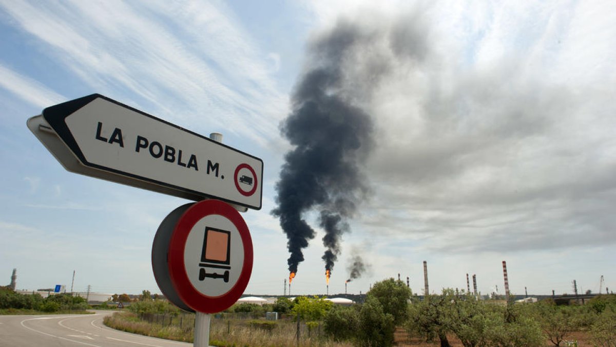 Les fumeres del passat 23 de maig vistes des de la Pobla de Mafumet.