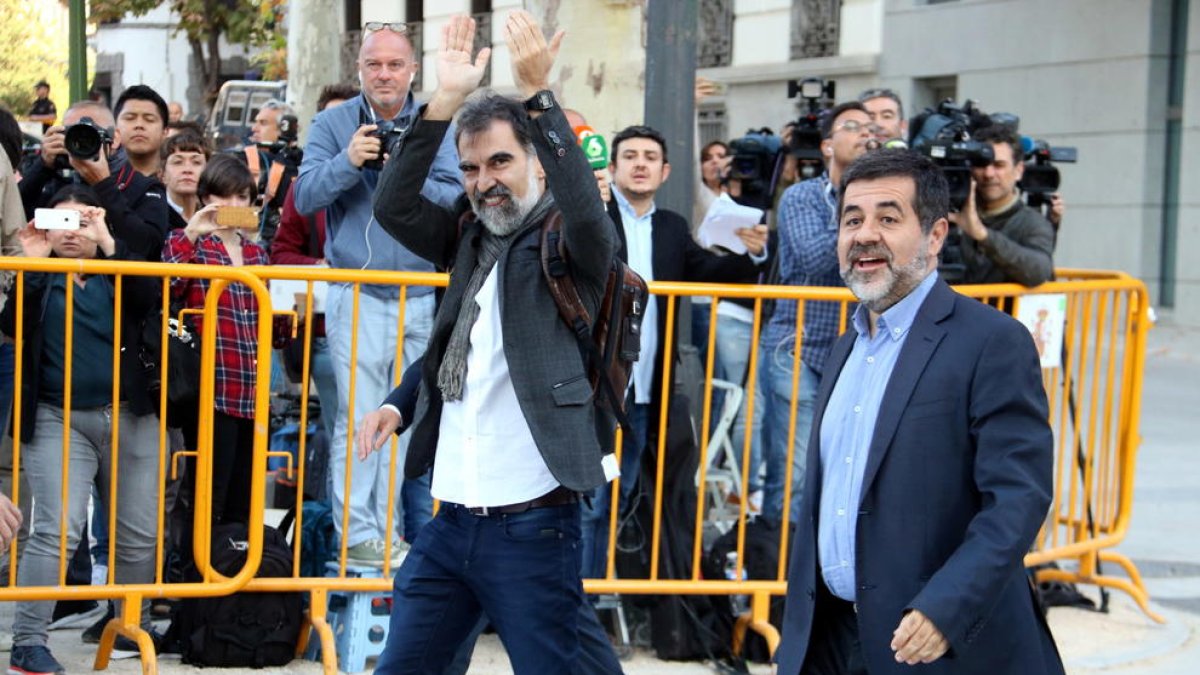 Jordi Cuixart i Jordi Sànchez, en el moment de la seva arribada a l'Audiència Nacional per declarar per sedició, aquest 16 d'octubre.