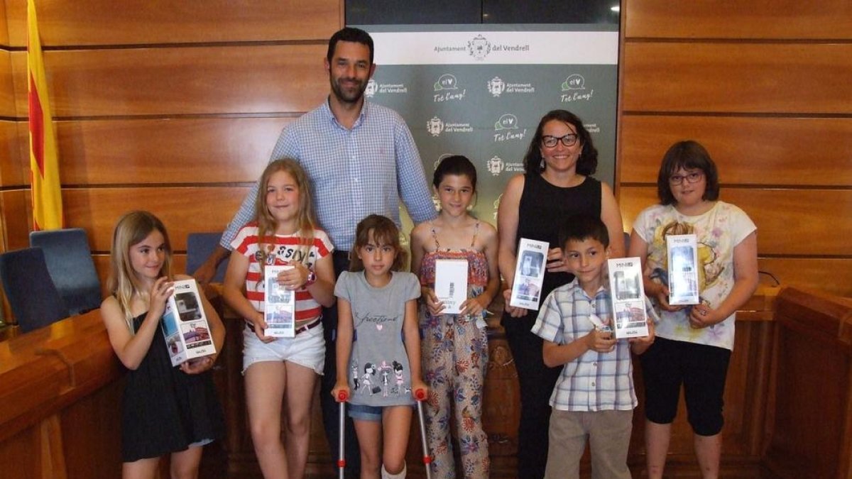 Los niños y niños que quedaron finalistas con la ganadora en el centro.