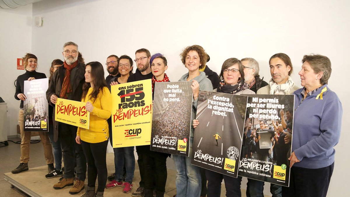 Membres de la candidatura de la CUP, amb els cartells electorals pel 21-D, durant la presentació de la campanya.