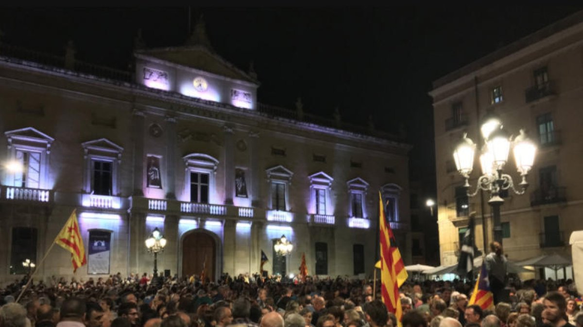 Imagen de la concentración delante del Ayuntamiento de Tarragona.