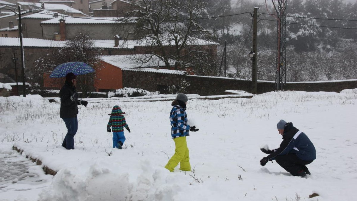 Una família amb dos nens que juga a la neu a Prades el passat 2016 en una imatge d'arxiu.