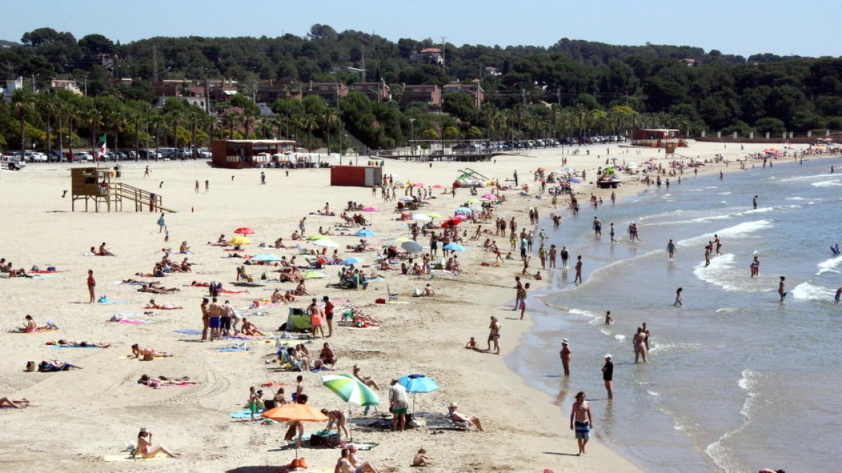 Pla general de la platja de l'Arrabassada de Tarragona, amb una notable afluència de banyistes, el 22 de juny del 2016