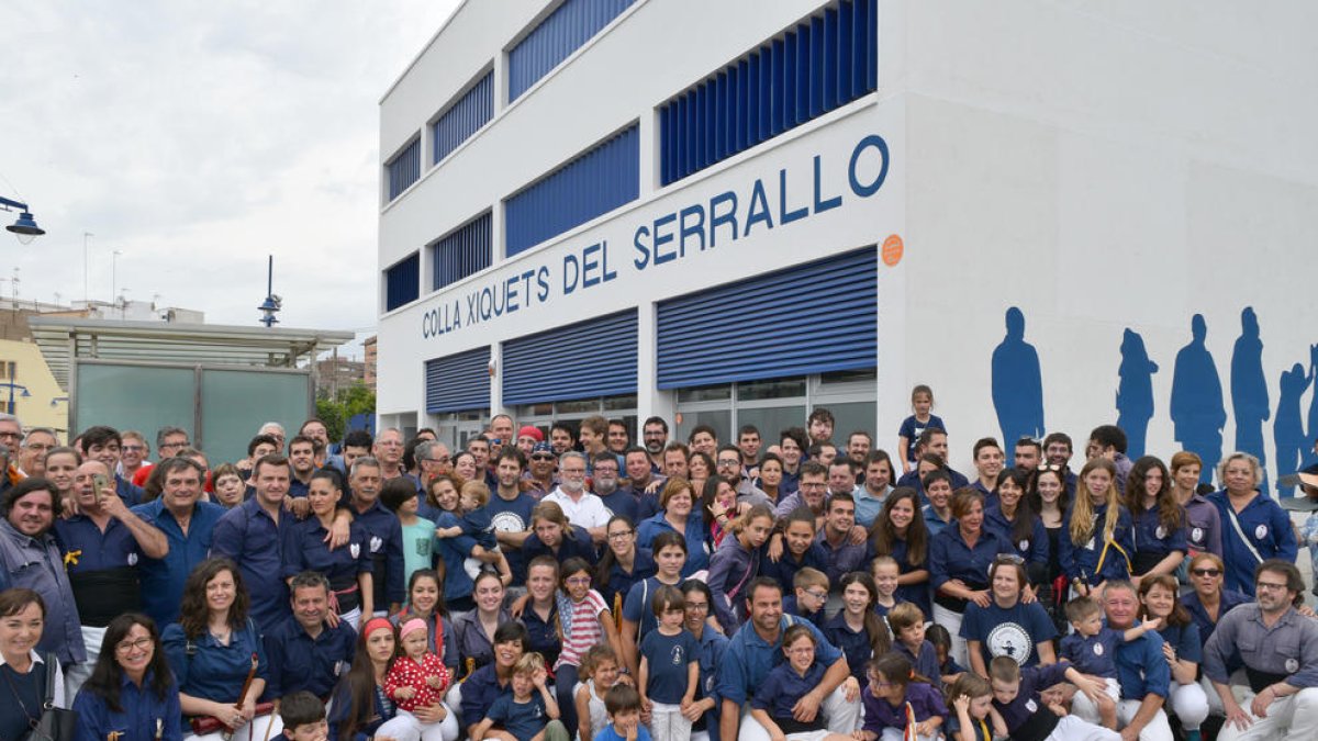 Fotografia de familia davant el nou local dels mariners.