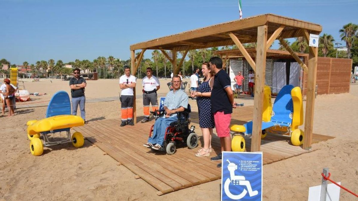 L'Ajuntament i Creu Roja han presentat aquest dijous el nou espai habilitat a la platja.