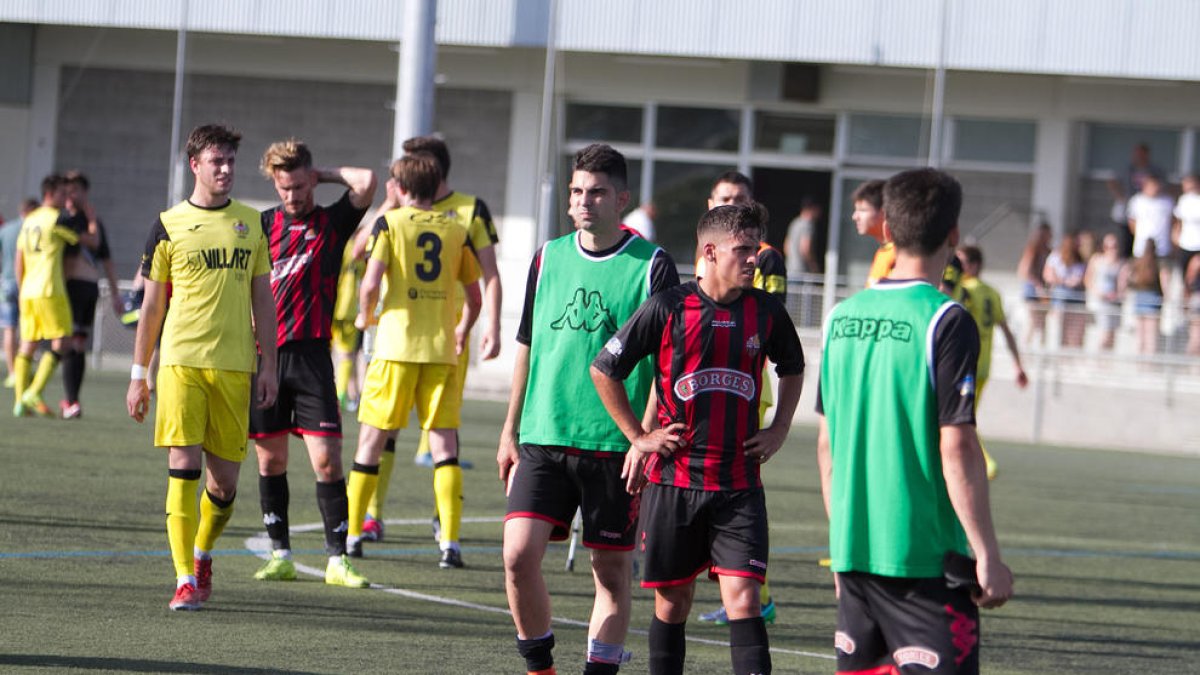 El filial roig-i-negre va deixar escapar l'ascens directe en l'últim partit.