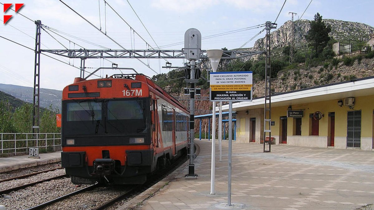 Un tren a l'estació de La Plana Picamoixons