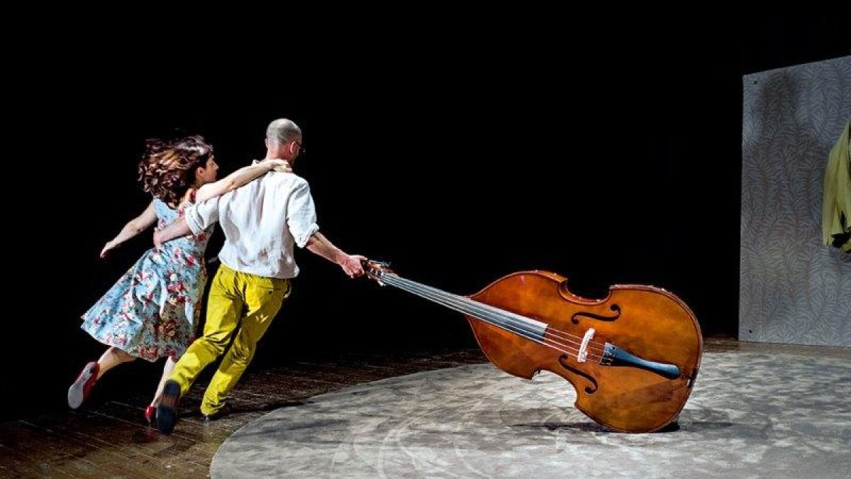 Imagen del espectáculo 'Amigoo', de Mumusic Circus, en una escena divertida donde un hombre y una mujer danzan, cogidos a un violonchelo