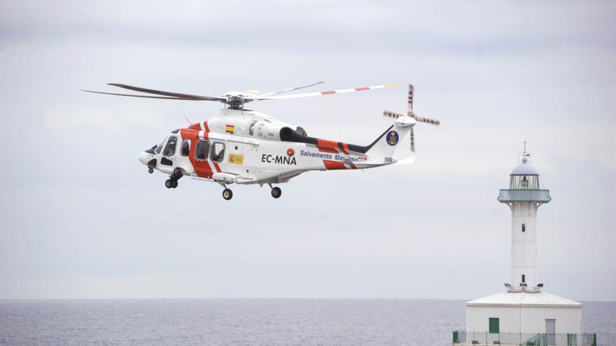L'equip de salvament compta amb helicòpters i diverses embarcions per actuar amb rapidesa.