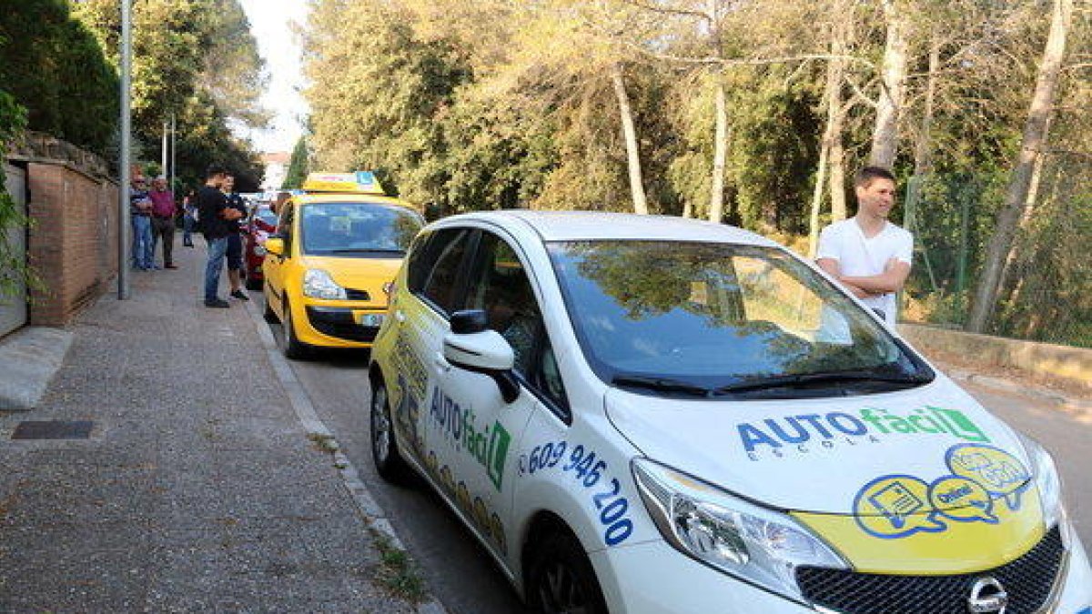 Coches de autoescuela esperando el primer día de huelga de examinadores el 2 de junio de 2017.