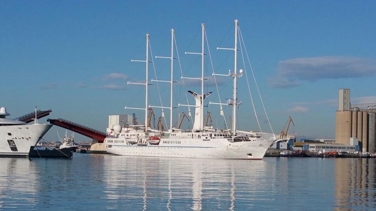 El crucero 'Wind Star', en el Port de Tarragona durante la festividad de Sant Jordi