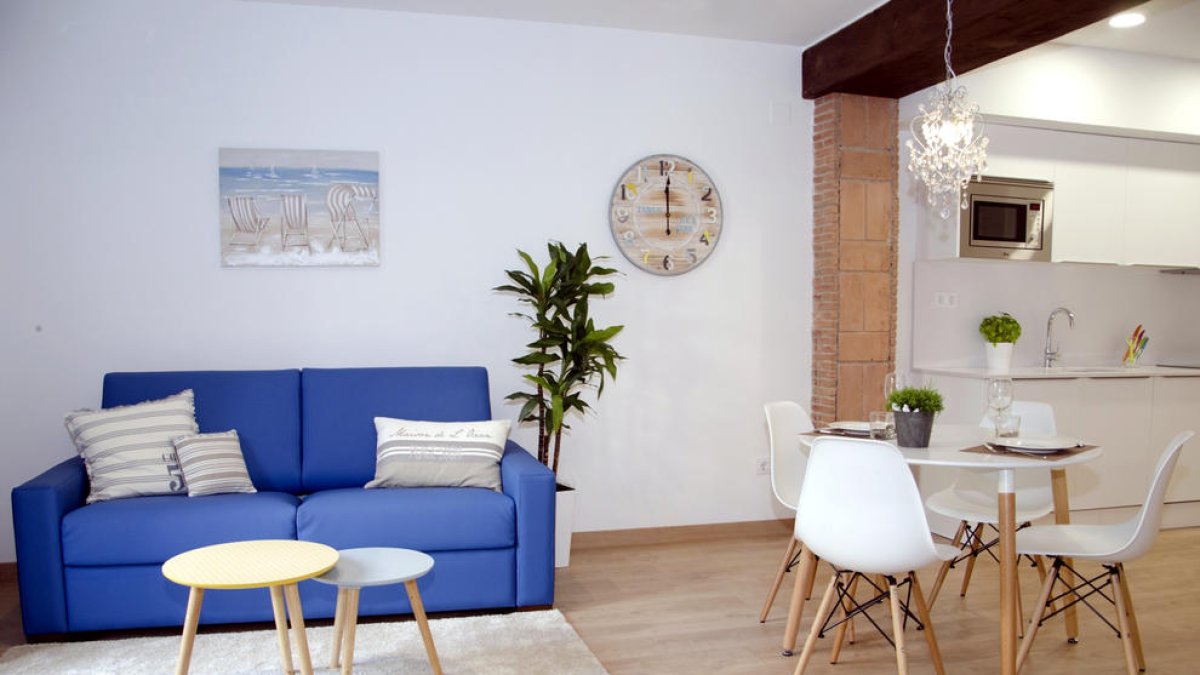 La sala d'estar d'un dels pisos turístics de Tarragona gestionats per Tarragona Suites.