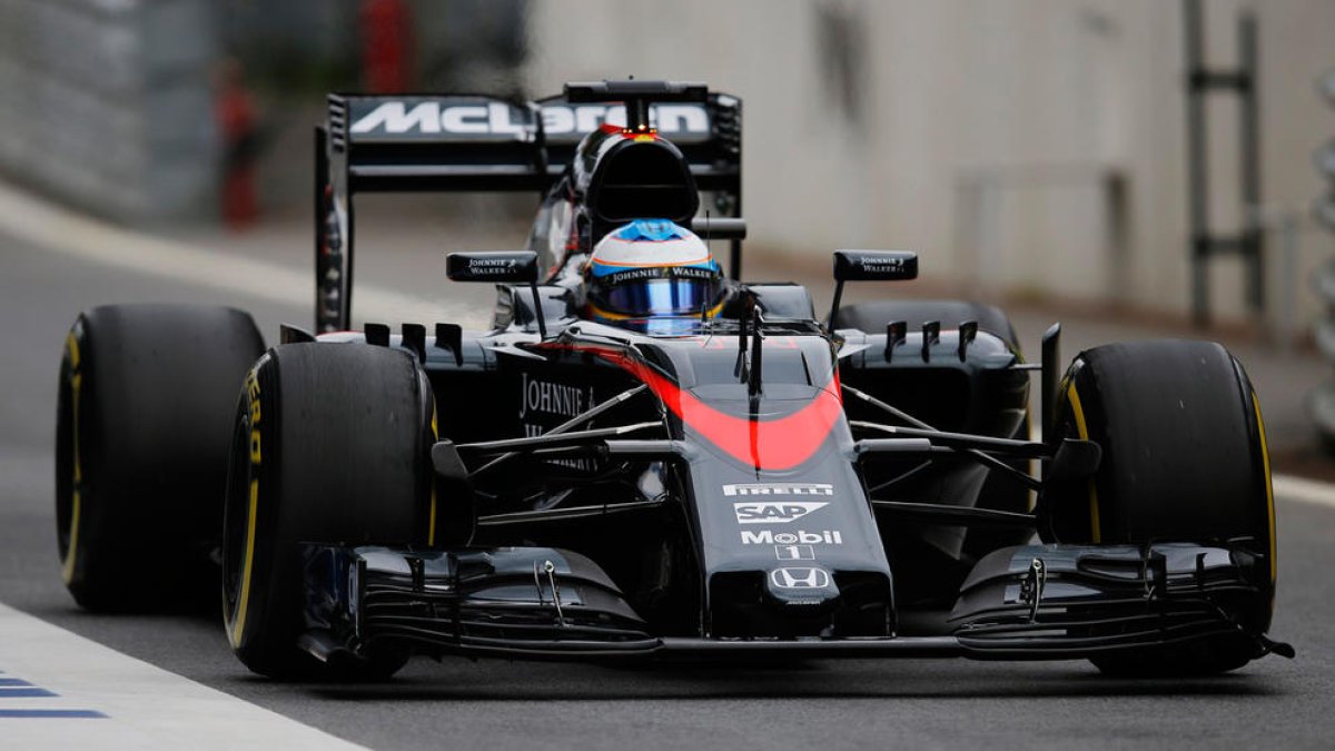 Fernando Alonso en una imagen de archivo con el vehículo de McLaren-Honda.