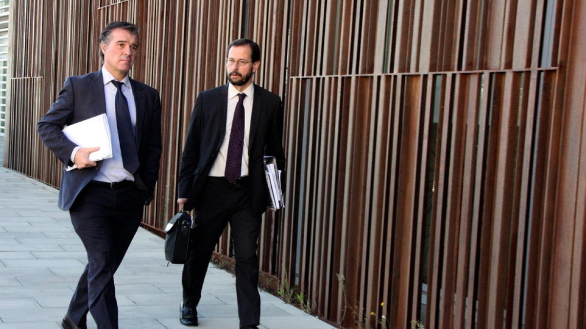 Los fiscales anticorrupción Fernando Bermejo y José Grinda saliendo de los juzgados del Vendrell en una imagen de archivo.