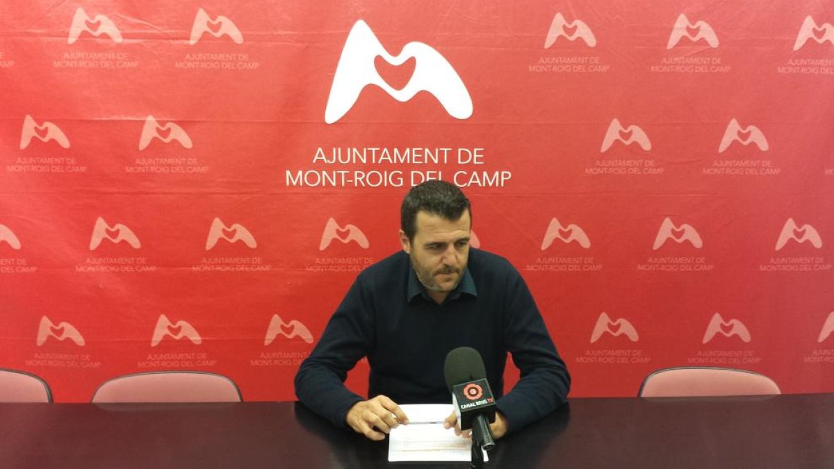 L'alcalde de Mont-roig, Fran Morancho, durant la roda de premsa.