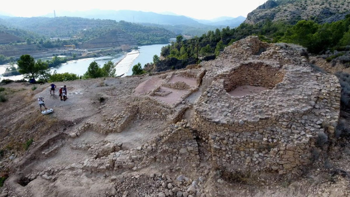 Vista general de les excavacions del poblat ibèric de l'Assut, a Tivenys, amb l'accés fortificat a la part inferior esquerra.