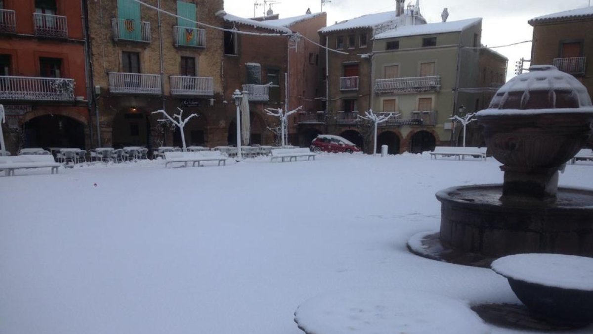 La nevada ha cobert la Plaça Major.