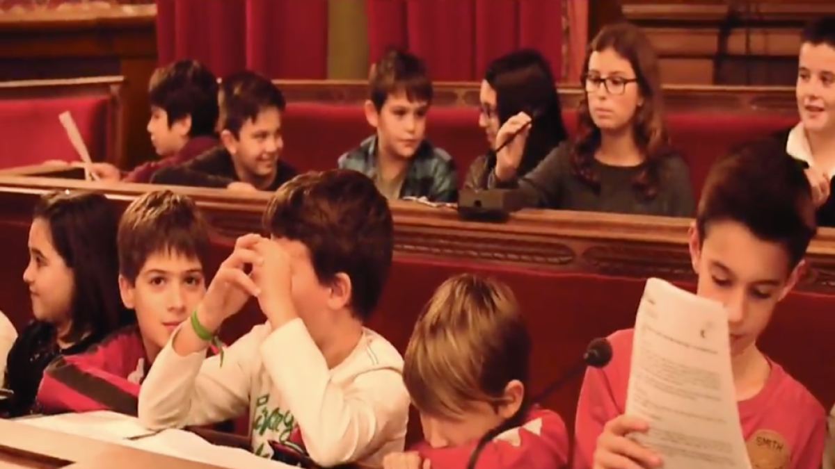 Un fotograma del vídeo amb membres del Consell d'Infants i Adolescents de Tarragona.