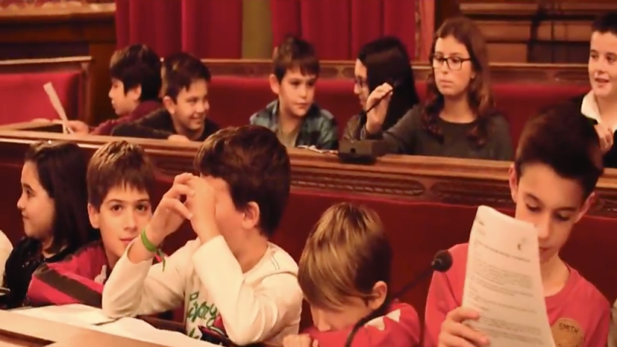 Un fotograma del vídeo con miembros del Consell d'Infants i Adolescents de Tarragona.