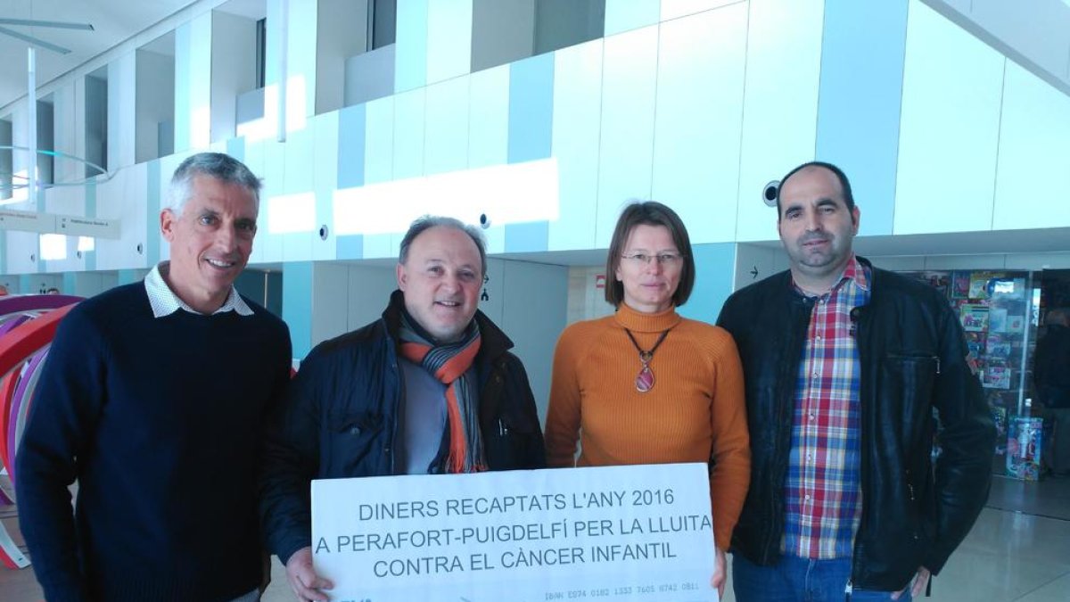 L'alcalde de Perafort, Joan Martí Pla, i dos regidors van lliurar el xec a Emma Perrier, de l'Obra Social de l'Hospital Sant Joan de Déu.