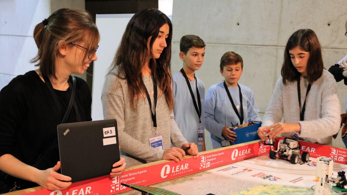 Un grup participant a la First Lego League a Tarragona entrenant amb el robot abans de la competició.