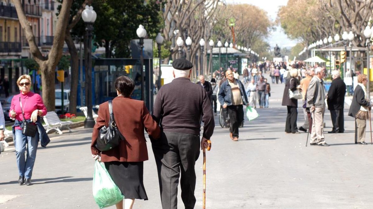 Una pareja de abuelos jubilados caminando por la calle en una imagen de archivo.