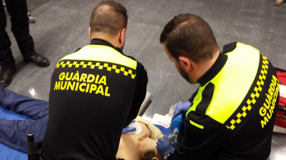 La Guardia Municipal salva la vida de un vei que sufría una parada cardiorrespiratoria