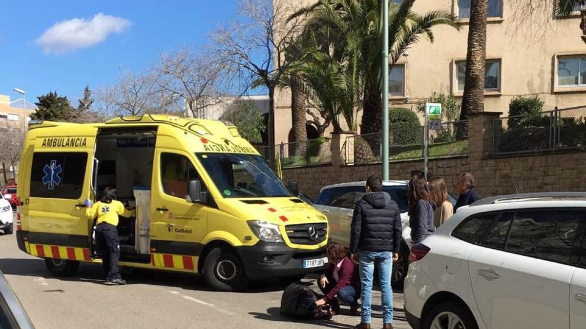 El hombre, en el suelo, siendo atendido.