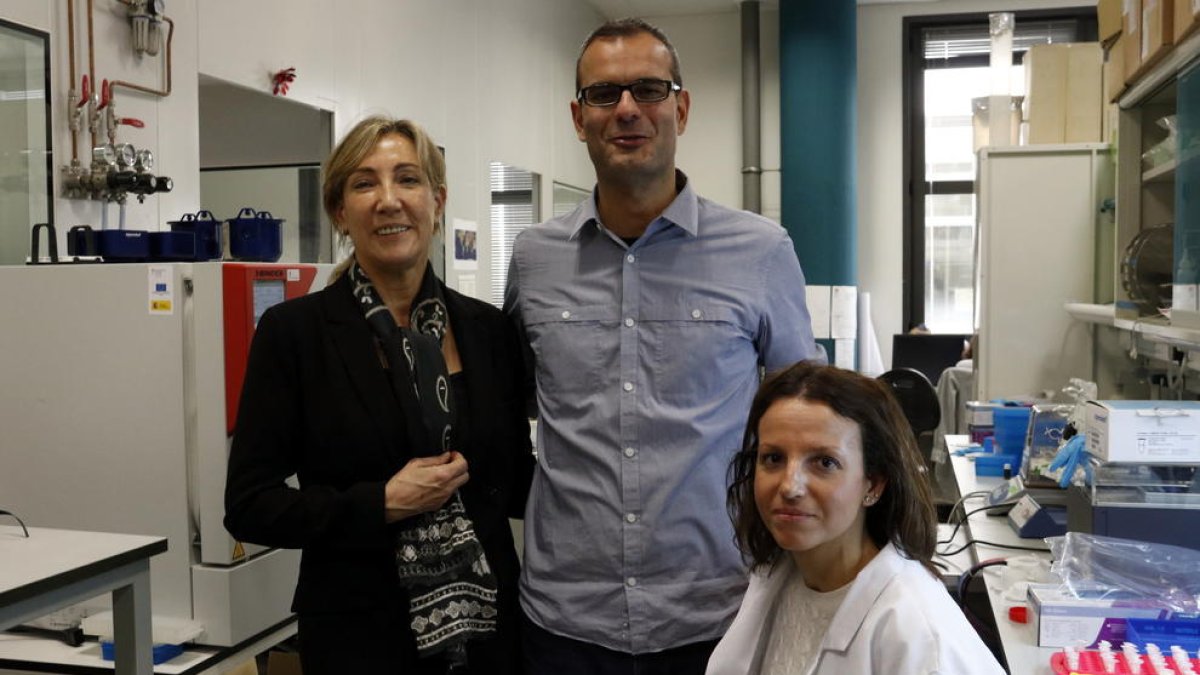 El investigador del IRB Barcelona Salvador Aznar, la primera autora del estudio, Gloria Pascual, y la doctora del VHIR Coro Bescós.