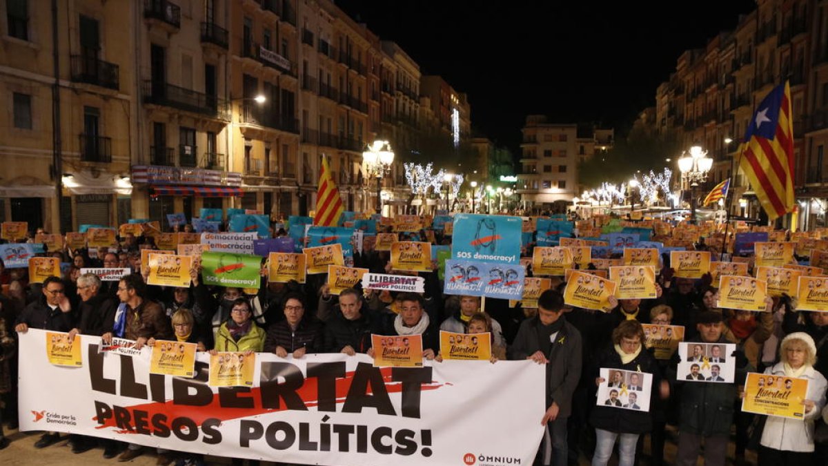Pla obert dels assistents a la concentració per demanar la llibertat de Junqueras, Forn, Sànchez i Cuixart a la plaça de la Font de Tarragona.