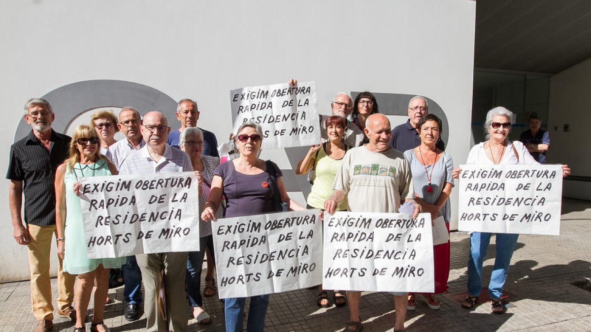 Van protestar ahir juntament amb la CUP, l'USITAC, la Marea de Pensionistes i l'associació del barri.