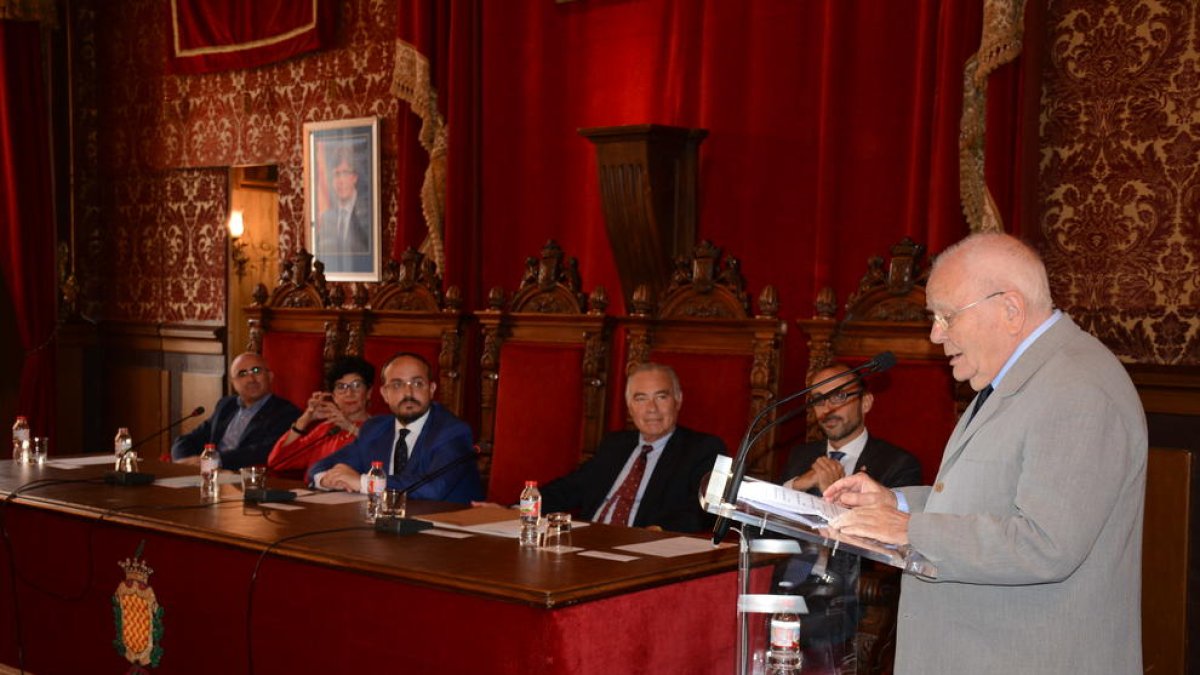 El dr. Agustí Tarrés, pediatra jubilat de l'Hospital, ha pronunciat una conferència sobre l'impacte de l'Hospital Joan XXIII a la ciutat.