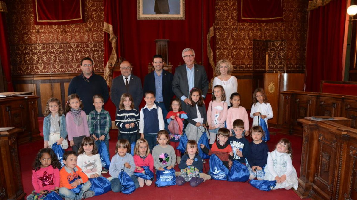 Alumnos del Colegio Santo Paz cantan en el ayuntamiento de Tarragona