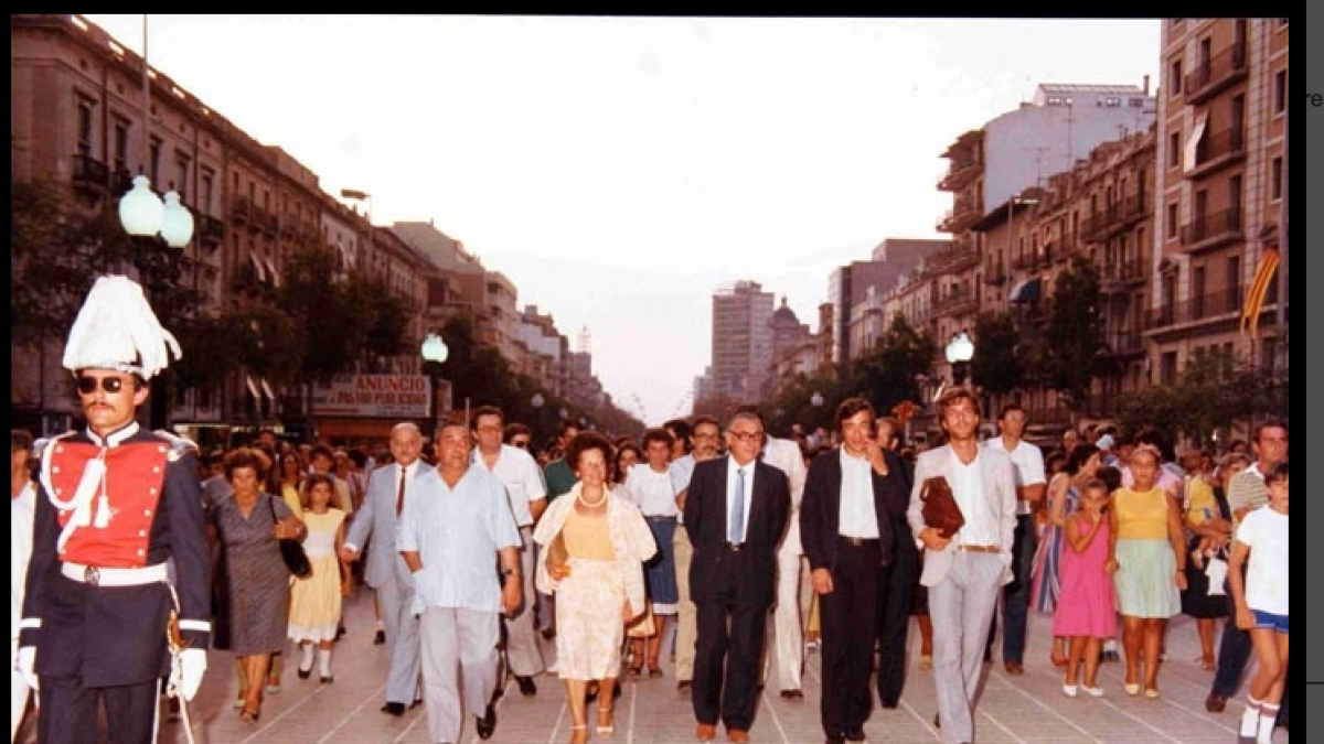 L'alcalde Recasens, el 1983 amb els regidors Sabaté i Ballesteros, inaugura el nou paviment.