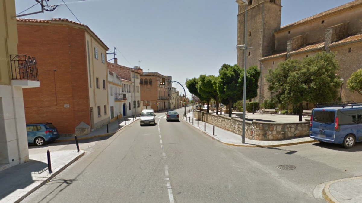 El vehicle s'ha incendiat al carrer Prat de la Riba de Sant Jaume dels Domenys.