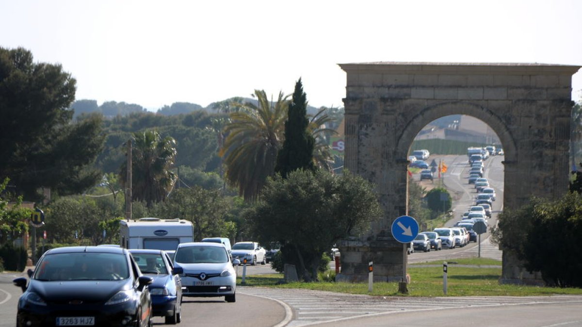 Imatge d'arxiu d'una cua de vehicles a l'N-340 vista a través de l'Arc de Berà, a Roda de Berà.