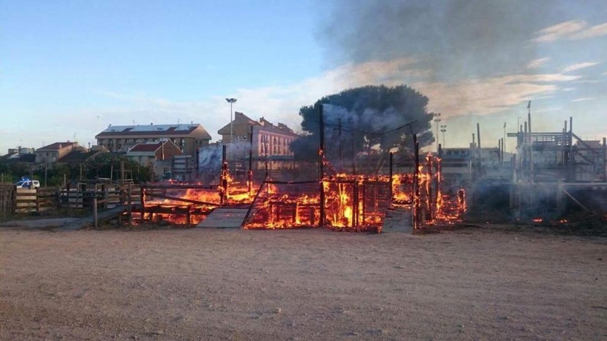 Imagen de la plaza quemando.