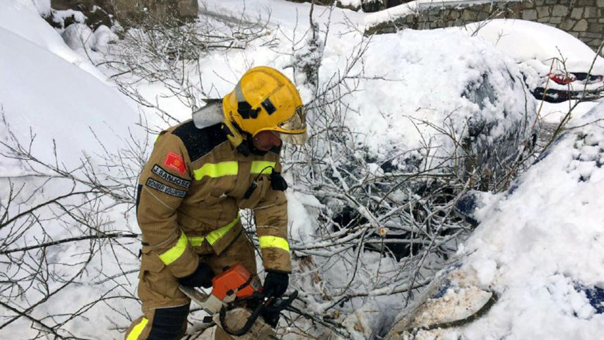 Un bombero trabaja hoy